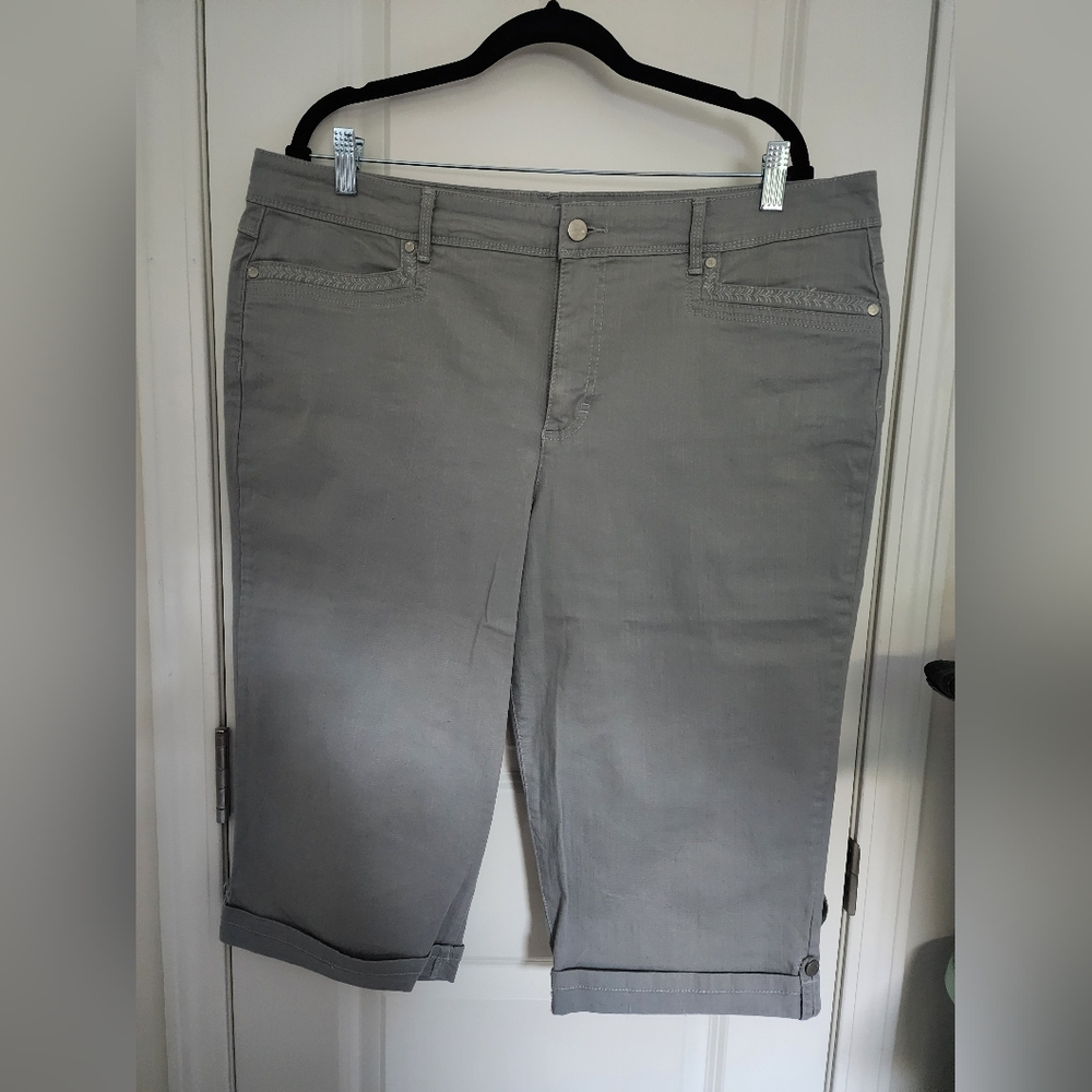 Women's Gray Shorts By Gloria Vanderbilt Size 16
